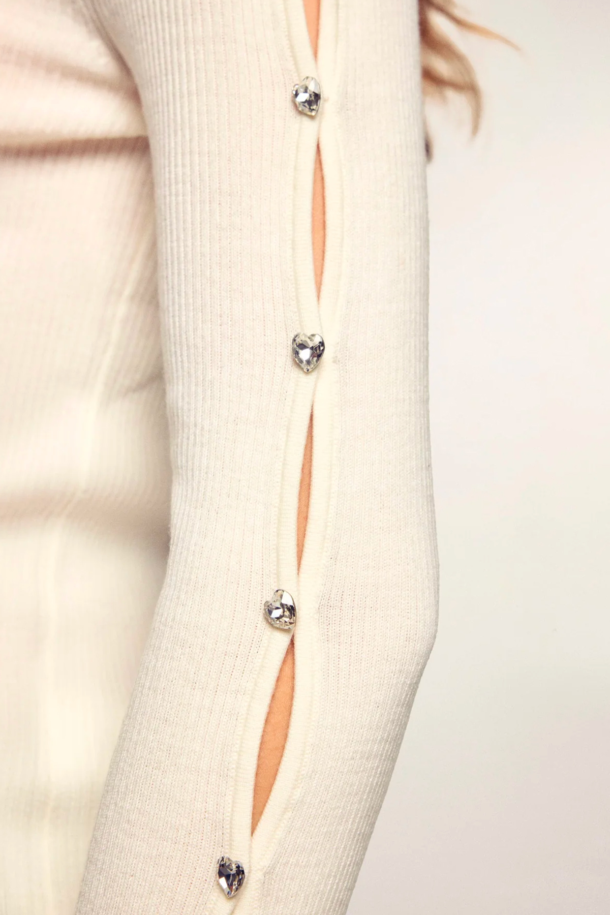 from future top col rond a boutons coeurs sur les manches